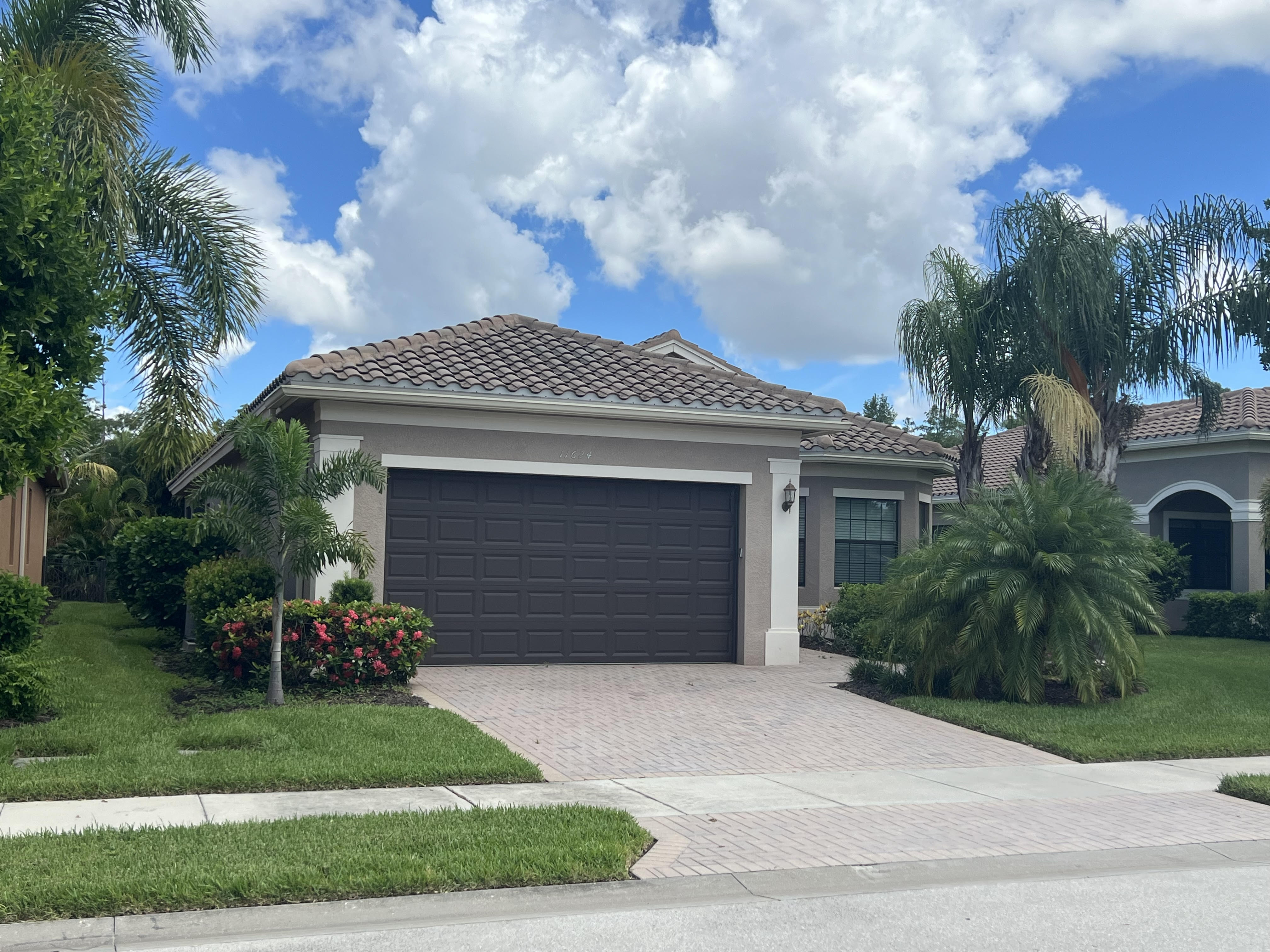 11624 Stonecreek Cir  photo 12